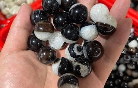 Black-and-White-Crystals in hand